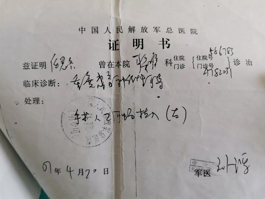 当听障男孩戴上耳蜗,帮爸爸安装人工耳蜗