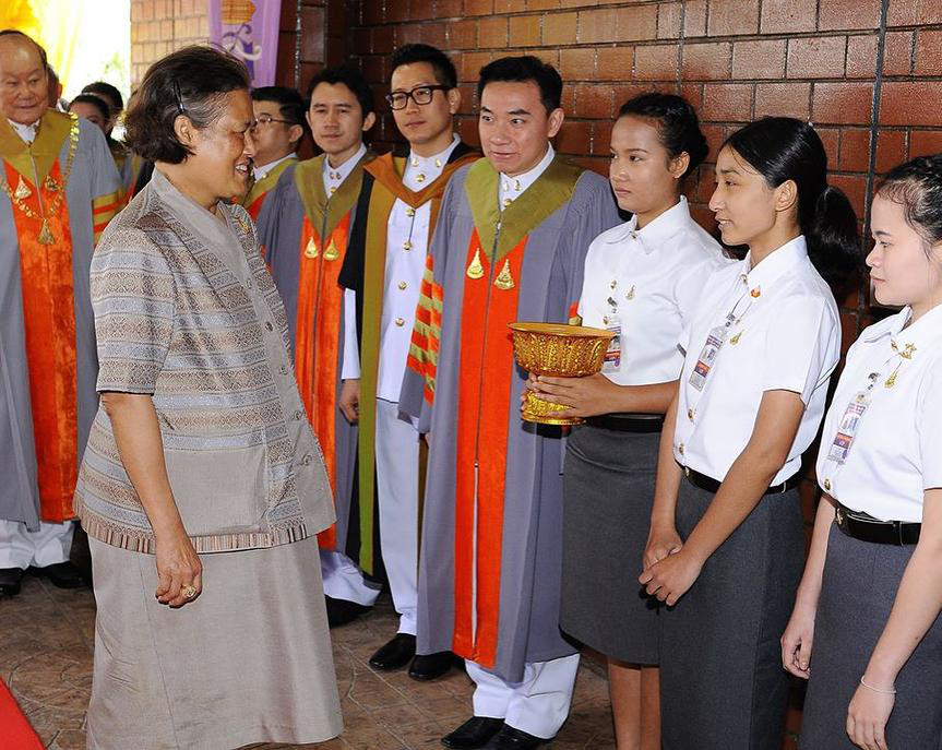 公主和国王简朴又亲民，公主像卖菜大婶，国王像民工大叔