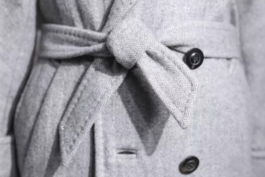 风衣后面的腰带怎么系,带扣风衣腰带后面系法