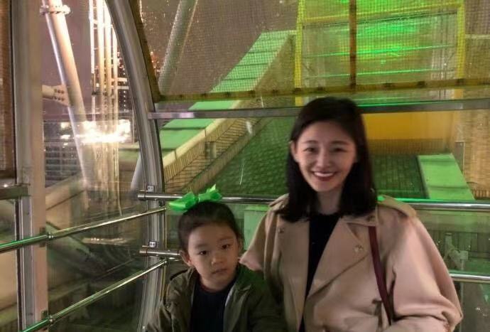 汪小菲大s戴眼镜照片,汪小菲大s最新同框