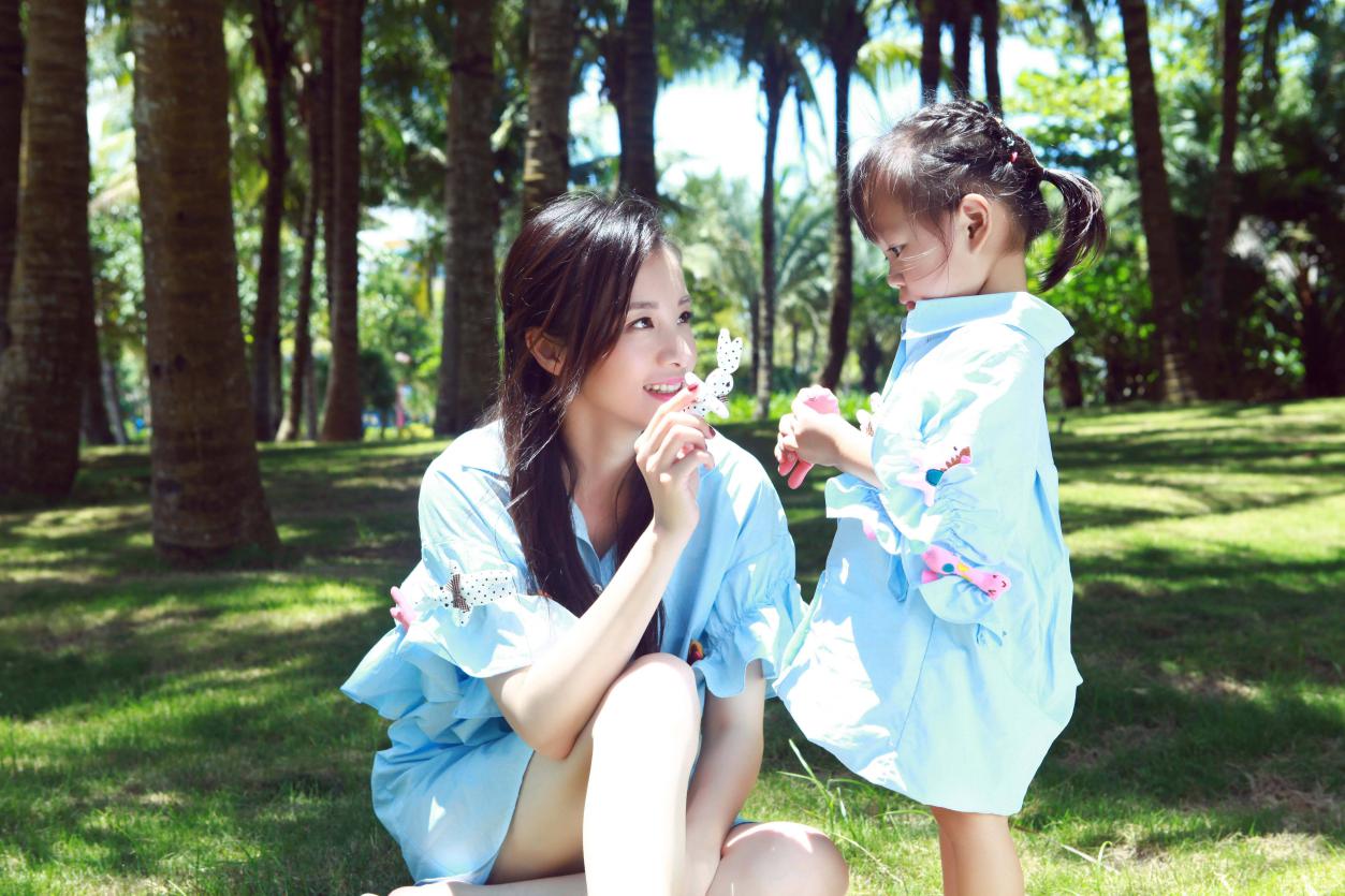 地铁上姐弟俩的坐姿惹争议,姐弟俩坐地铁的感悟