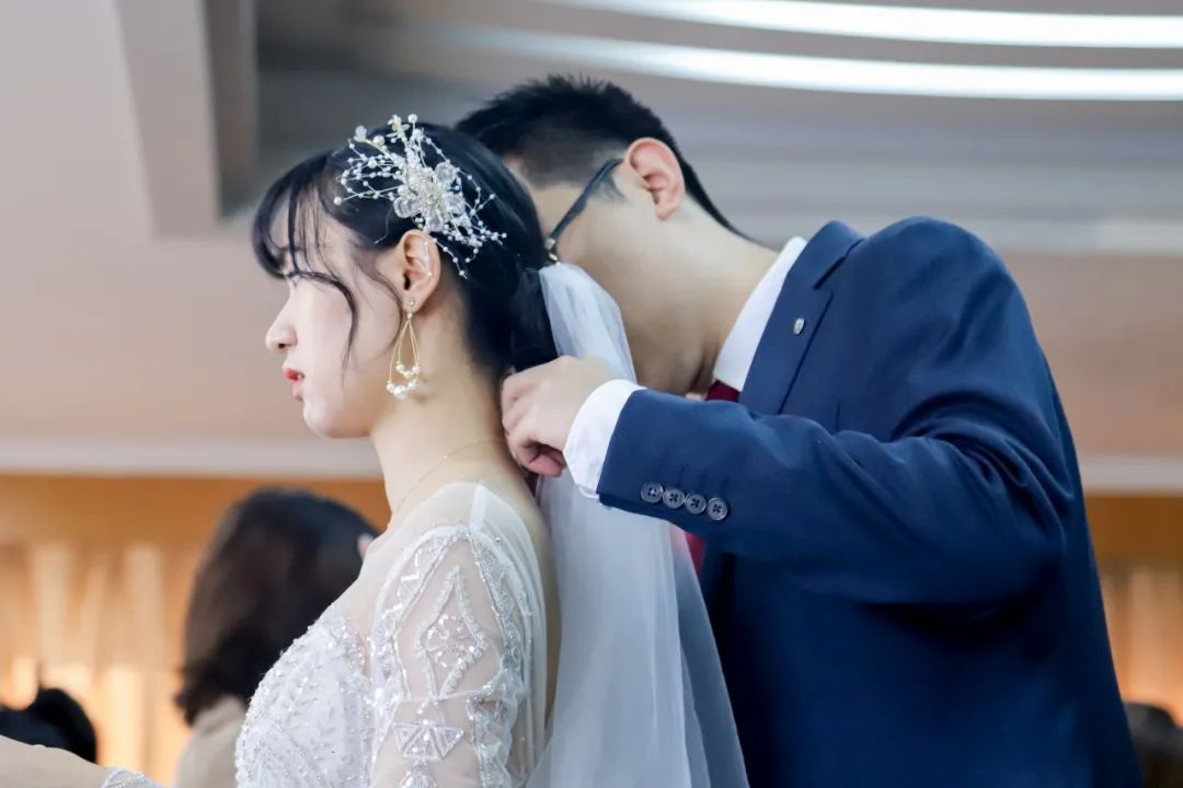 李兰娟致敬院士视频,致敬李兰娟院士的诗朗诵