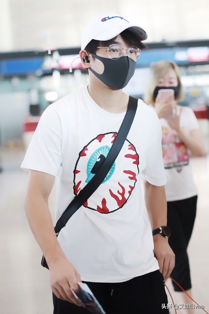 彭昱畅帅气穿搭,彭昱畅瘦回颜值巅峰白色头发