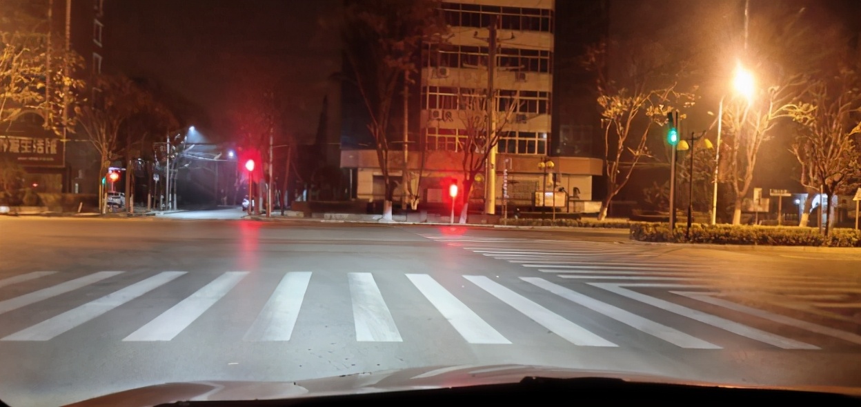 车灯卤素和氙气和led哪个好,氙气大灯和led大灯有什么区别