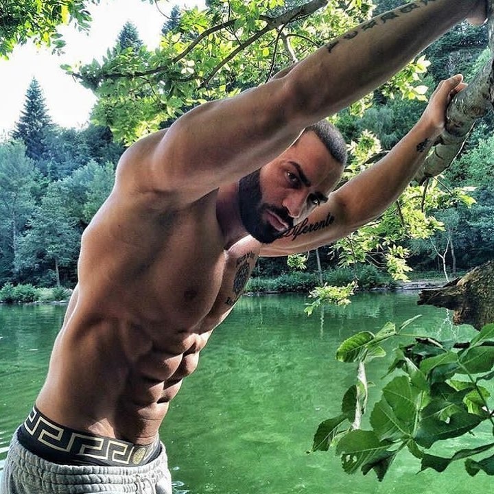 杠铃划船练背标准动作,俯身杠铃划船怎么练上背