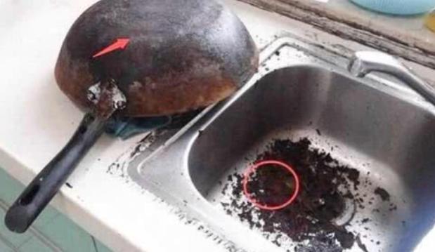 铁锅养锅怎么样变黑,新的不粘锅用一次就发黑了正常吗