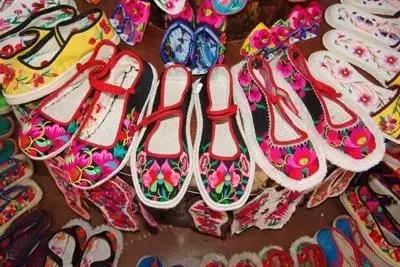 各种各样的手工绣花鞋,手工复古绣花鞋