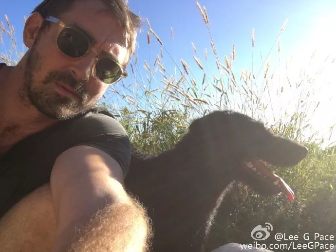 7年前惊艳世界的精灵王,如今在开拖拉机,“大王您养鸡都美”