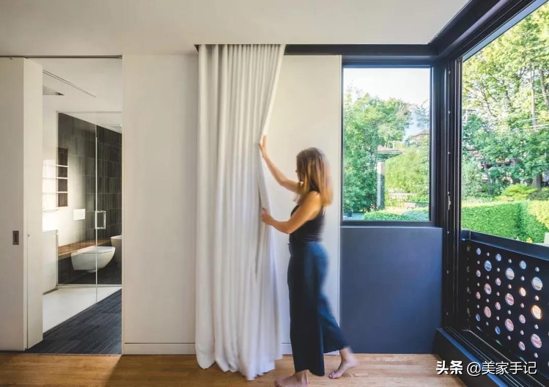 她在别墅外墙搭了个“黑盒子”，从而多出了间阳台和厨房！太聪明