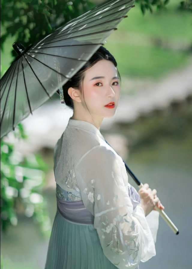 《七律》九首：月明渐觉滩声转，星散虚回波影同