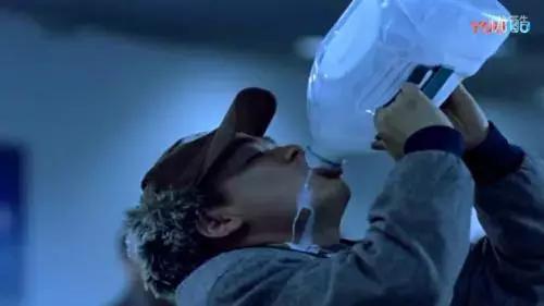 女子机场被海关查,女孩机场被警察带走