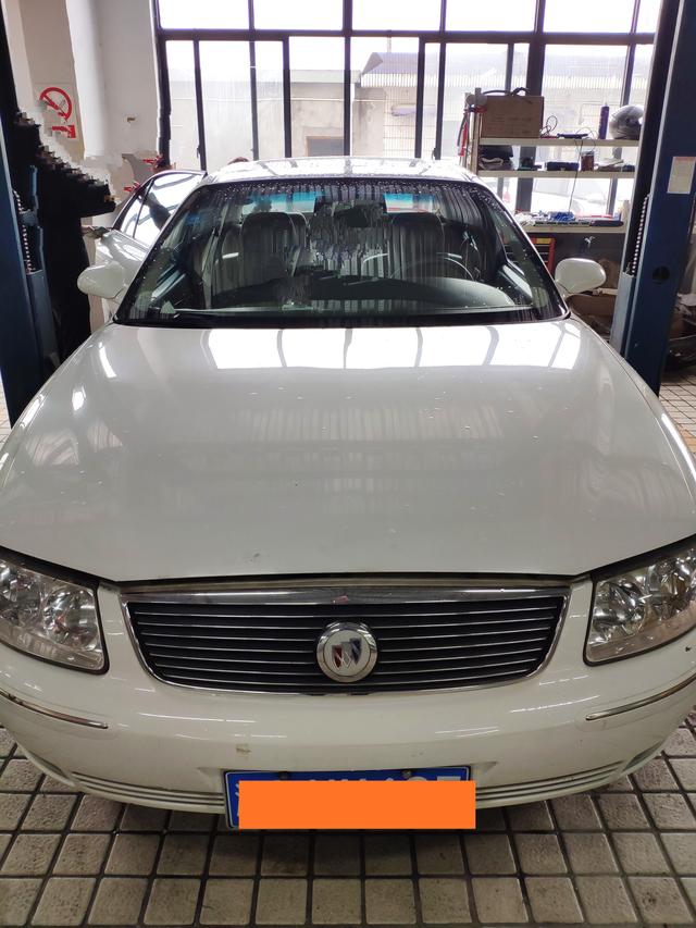 别克君威刹车时方向盘抖,君威遇到坑洼地后轮感觉跑偏