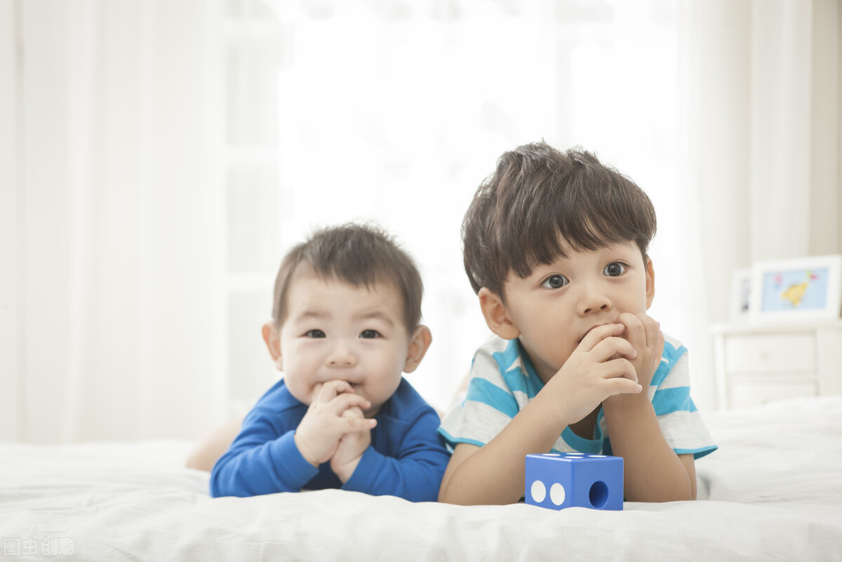 白墙可爱拍照姿势,小孩拍照姿势可爱