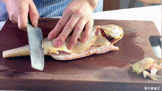 怎么样红烧鱼比较不腥又好吃,红烧鱼如何做到入味不破皮