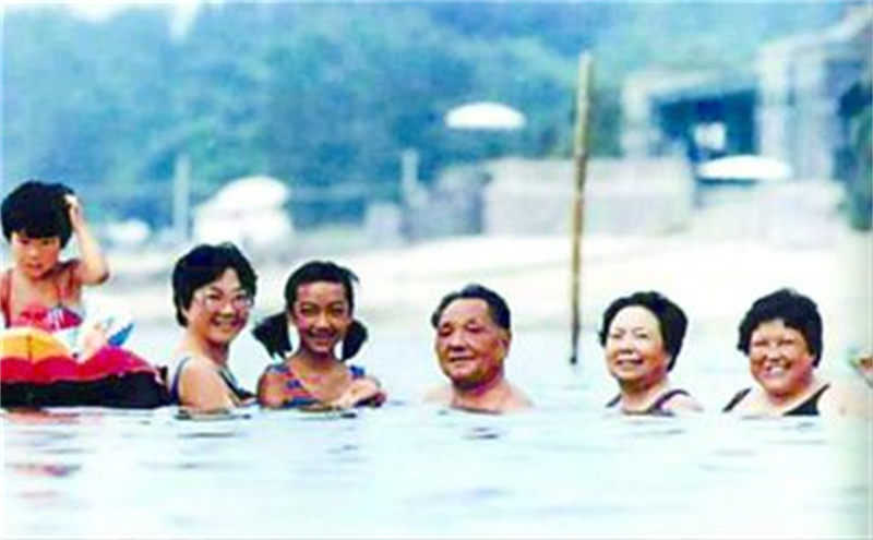 *小平邓**是个体育迷：夸刘国梁是好苗子，赛事紧张时也会“不淡定”