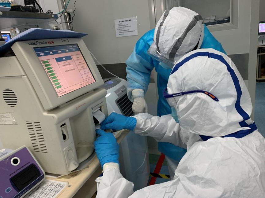 前线医护人员icu,icu医务人员忙碌视频