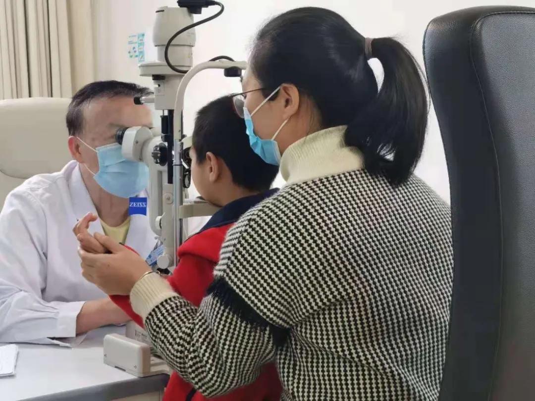 3岁小孩平时爱挑眉、耸肩，医生却说不是坏习惯？