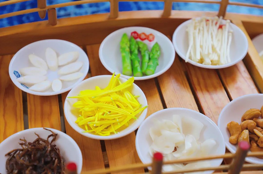 过桥米线汤底的简易做法,过桥米线汤底是什么做的