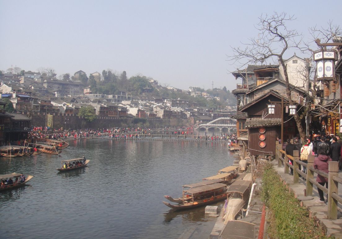 凤凰古城风景优美漂亮,凤凰古城被谁称作是最美的小城