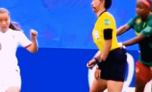 给喀麦隆红牌的裁判,裁判微笑罚下喀麦隆球员