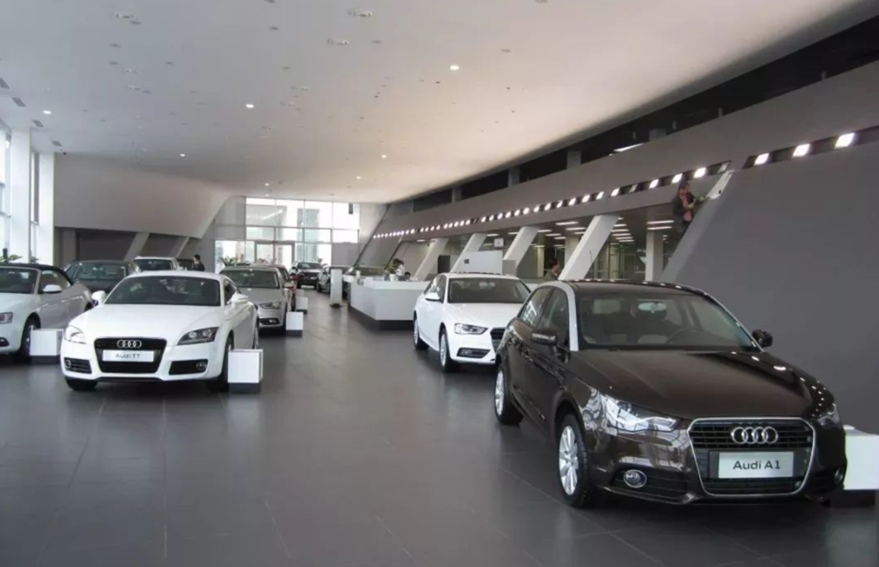 经销商买车必须亲自去4s店提车吗 (通过经销商去4s店提车靠谱吗)