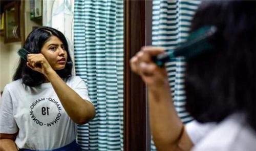 印度女孩因车祸失去双臂，谁知移植黑人手臂后，皮肤竟开始变黑