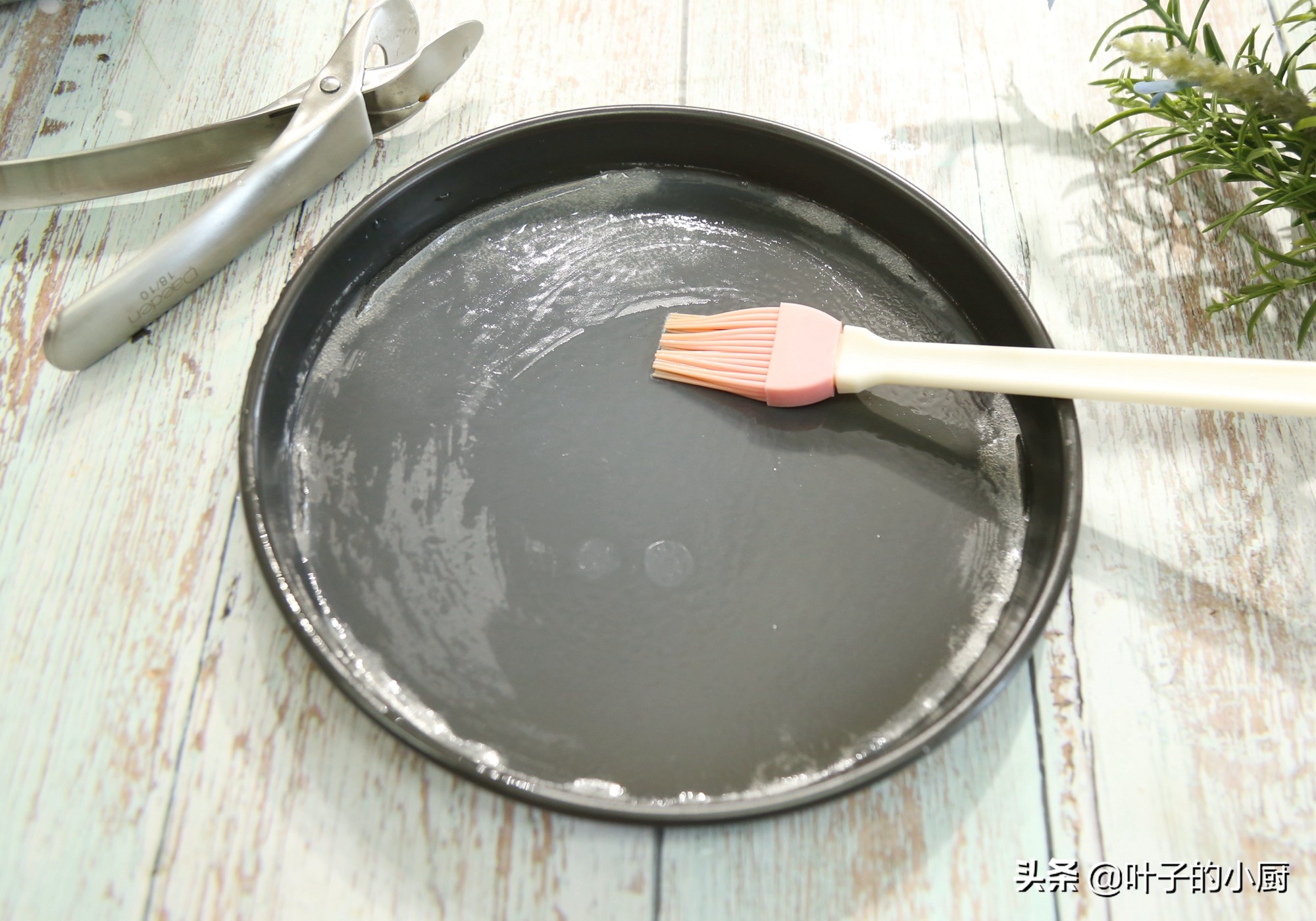 又到了吃凉皮擀面皮的季节,凉皮又软又劲道