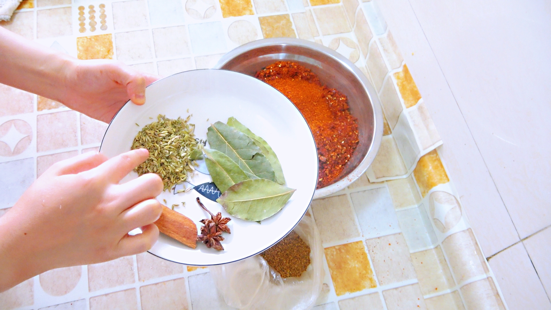 老师傅炼四川辣椒油又香又辣,开店四川凉拌菜辣椒油的制作方法