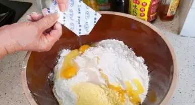 油条膨松剂炸油条能放鸡蛋吗,炸油条为了蓬松酥脆要加什么