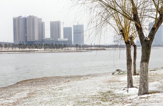 送她红围脖的男孩子，是个贼