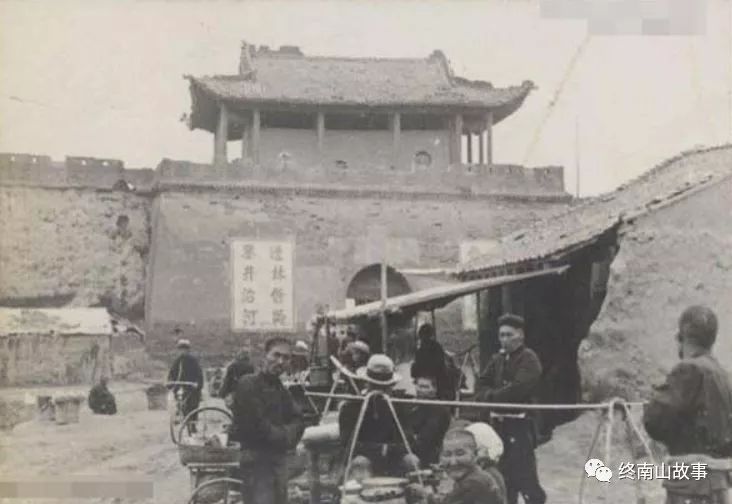 民国一位青年官员来到关中，在周公墓上打了个盹