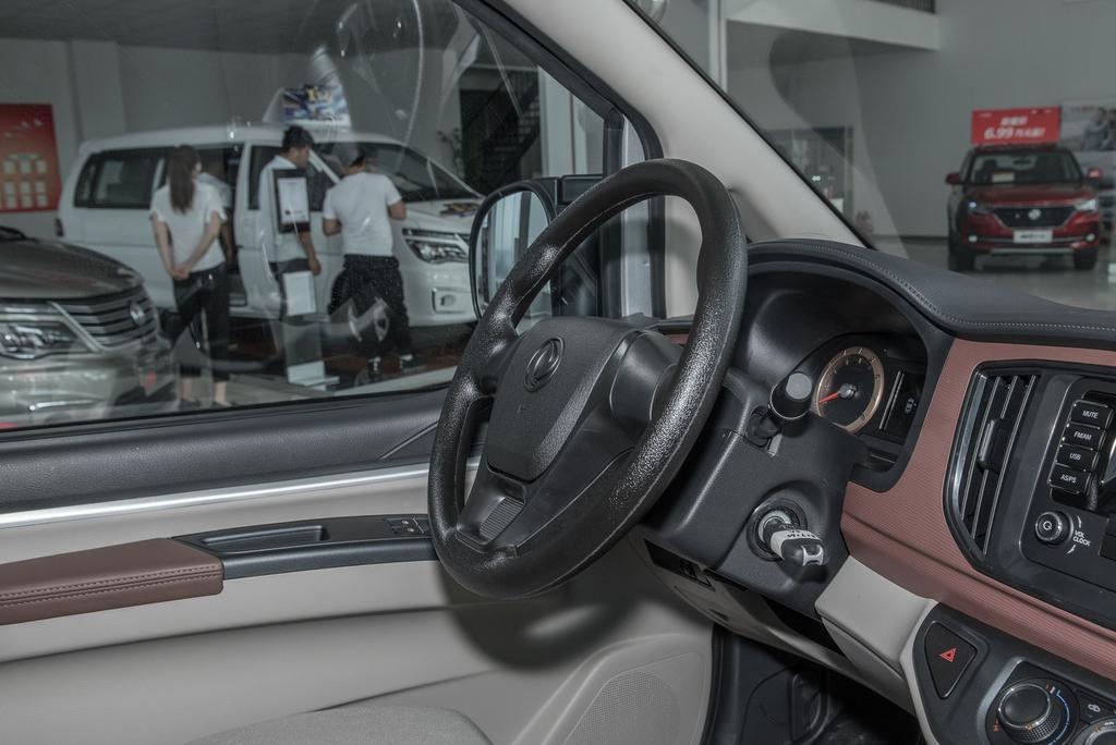 1.6L发动机,轴距3000mm,百公里油耗7.9L,菱智表现尚可