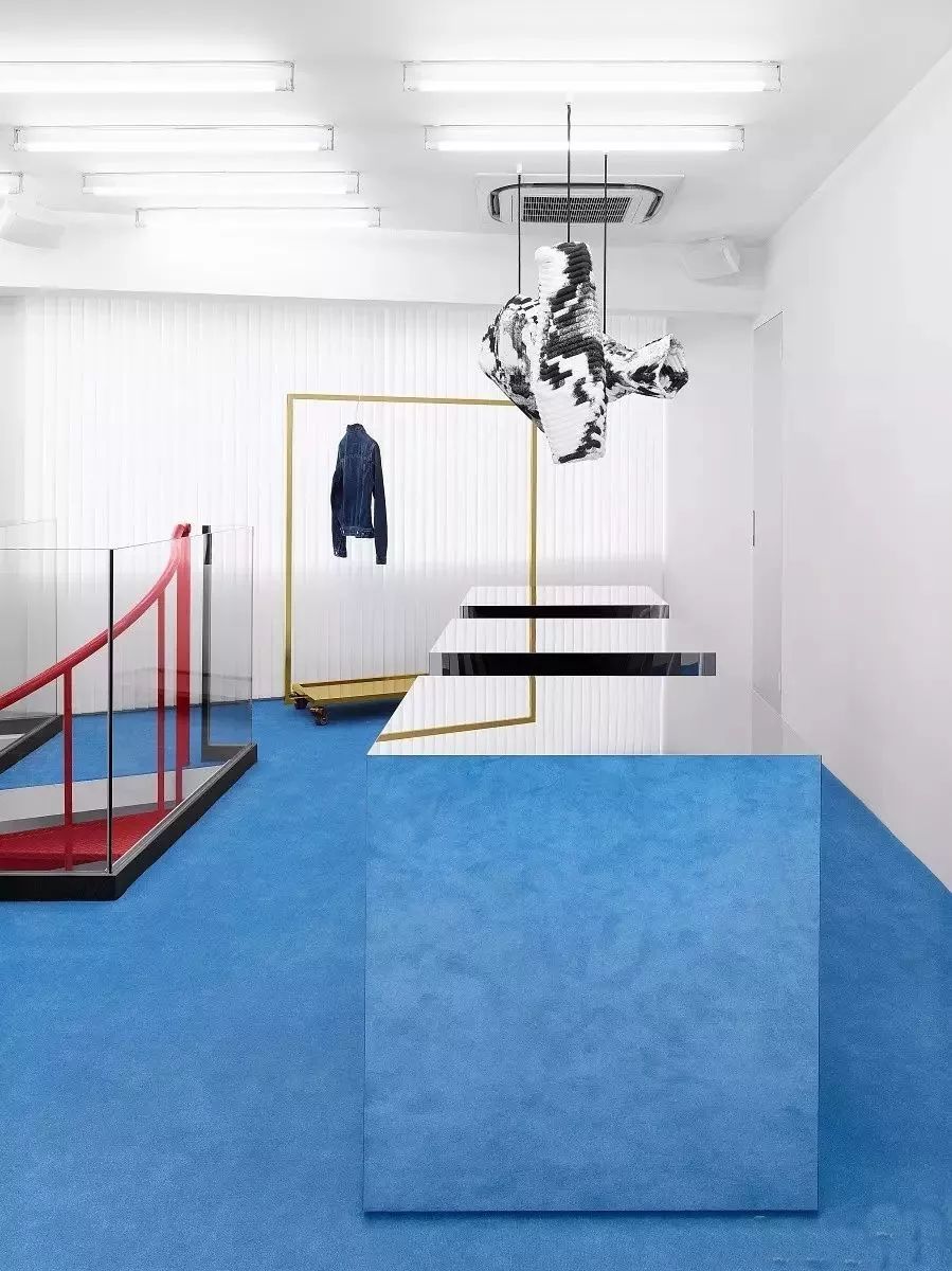 全球仅50多家店、年销售2亿欧元的Acne，门头竟然无LOGO？