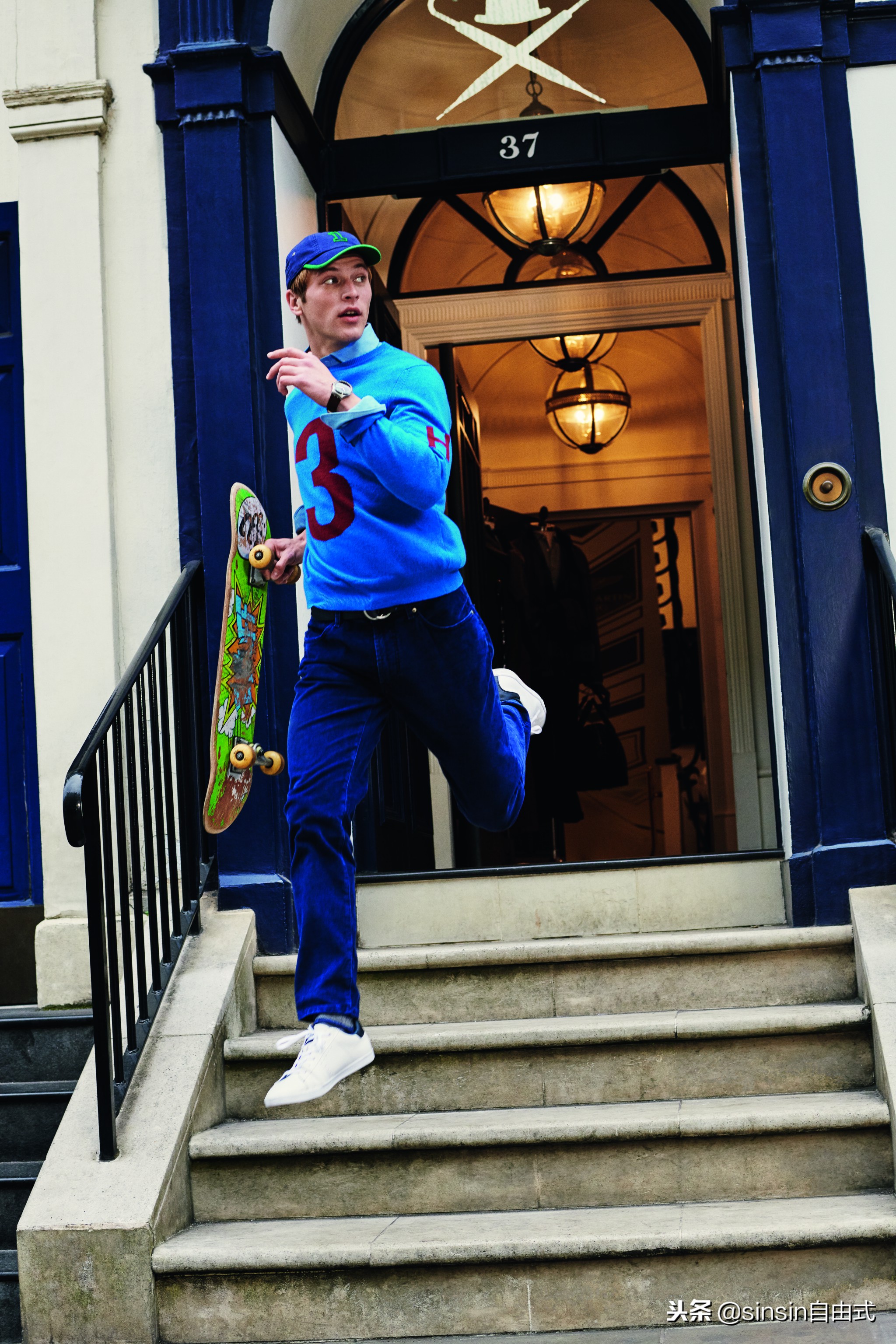 「时尚」1组机刻花纹行李包几件尼龙羽绒夹克衫还有3项跨界合作款