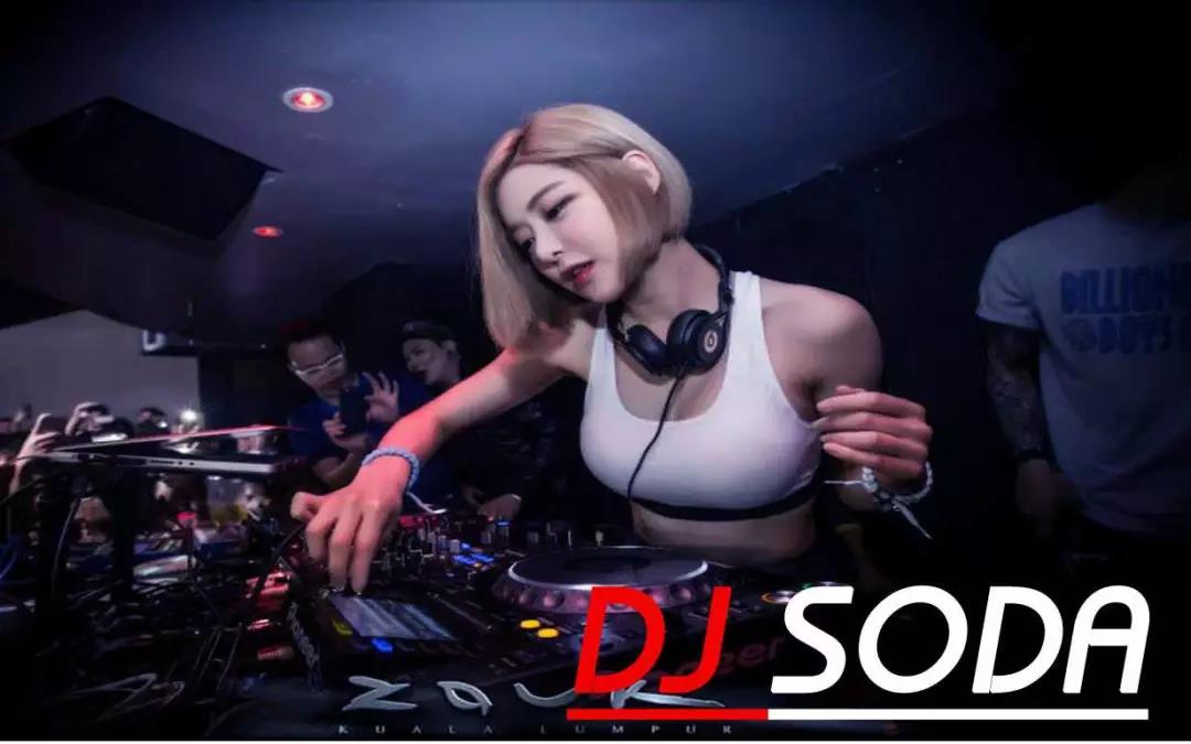 出生就很正的「母胎佳人」！还是个会打碟的球鞋收藏家