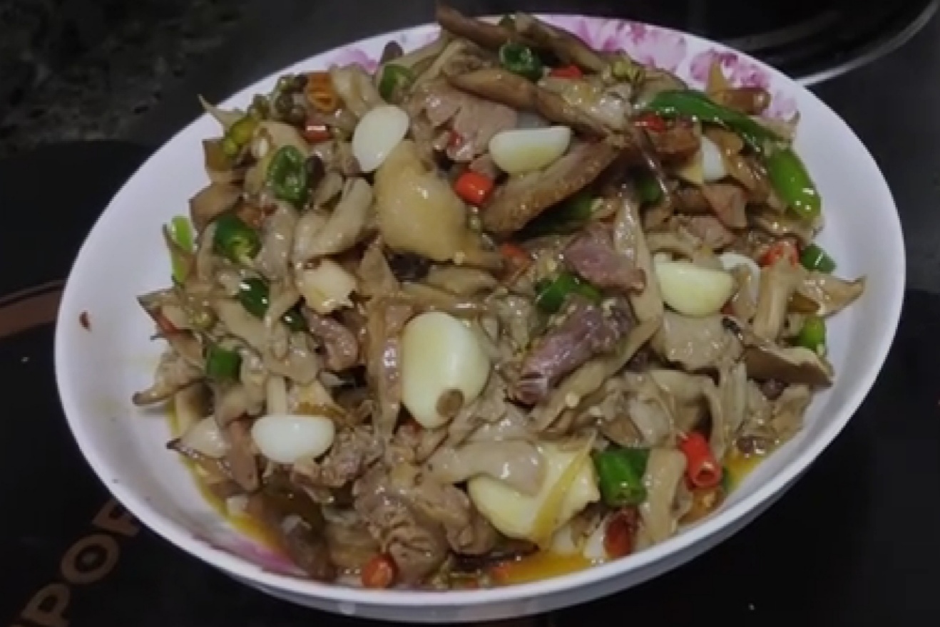 一道鸡肉菌炒牛肉,怎么会让一家三口“中毒”
