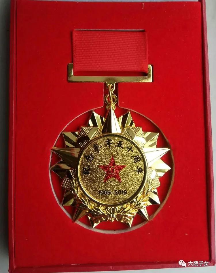 我从小在军营生活长大,我是在部队大院长大的