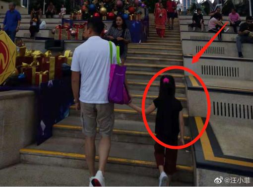 大s深夜晒女儿照片,网友:这个细节,暴露了家教