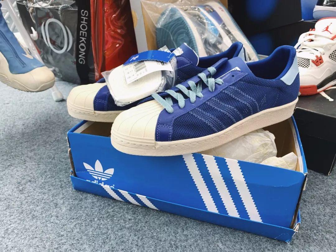 大学生一个月生活费给男朋友买鞋,大学生一个月生活费800可以吗