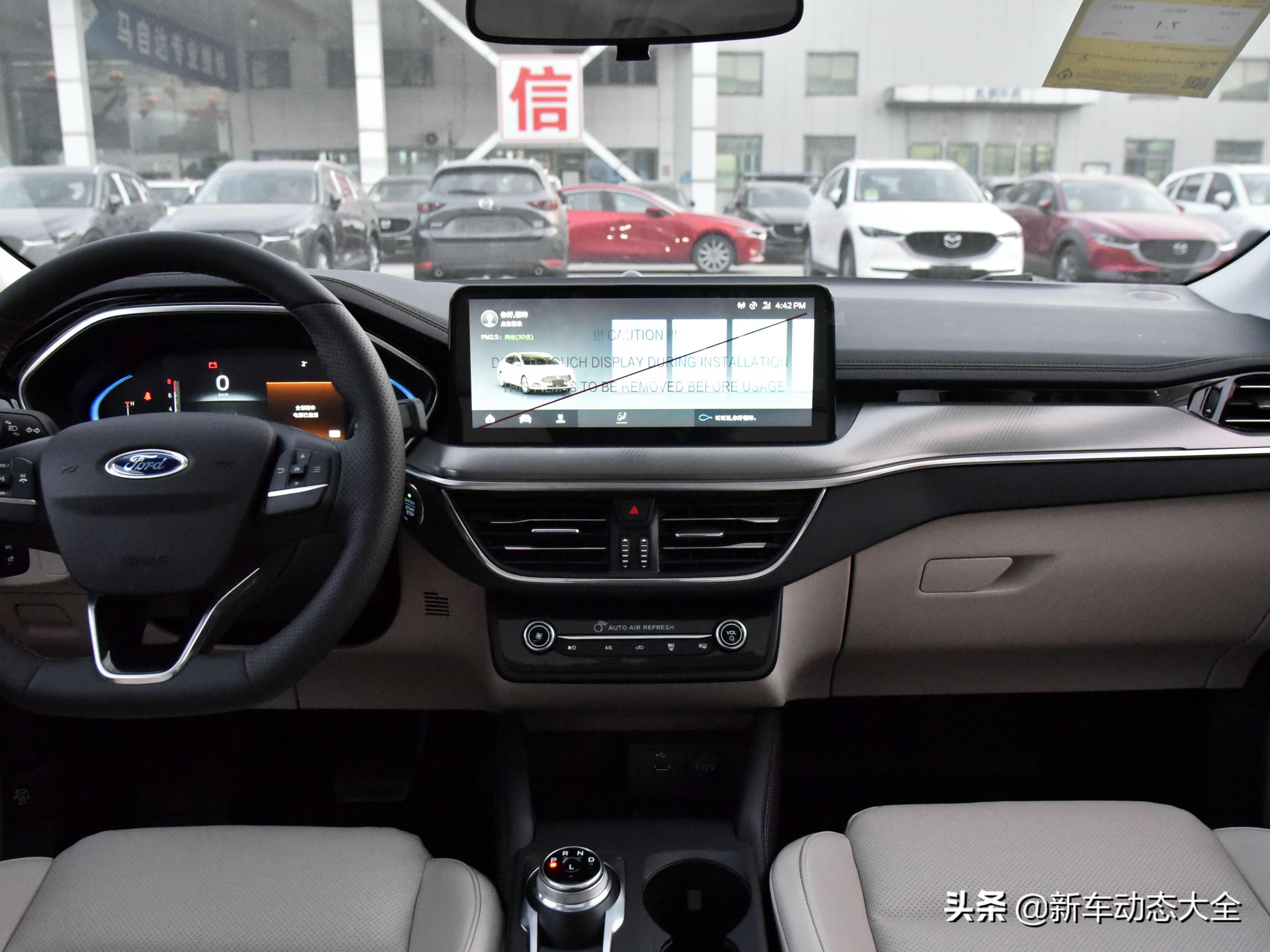 三厢版本合资家轿，低油耗底盘稳用料好，实拍福克斯