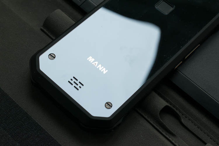 手机掉水里当场拿起来,手机掉入水中还可以正常使用