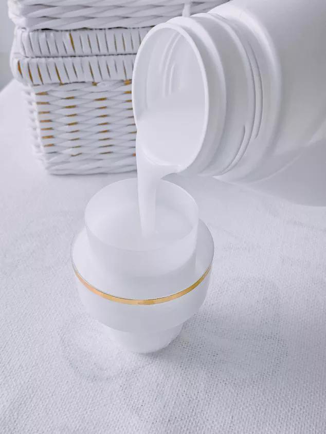 T恤穿腻了?想要时髦又遮肉,春夏白衬衫应该这么洗和这样穿