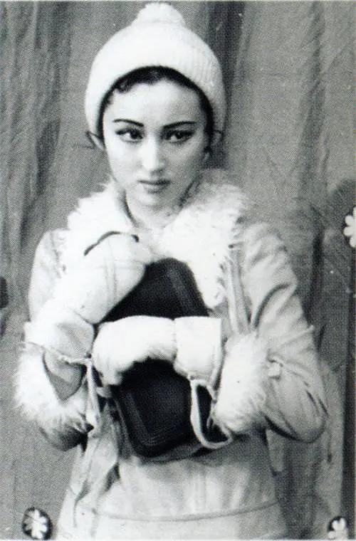 2段婚姻，和丈夫剃度出家，41岁病逝，父亲跪在地上埋怨自己