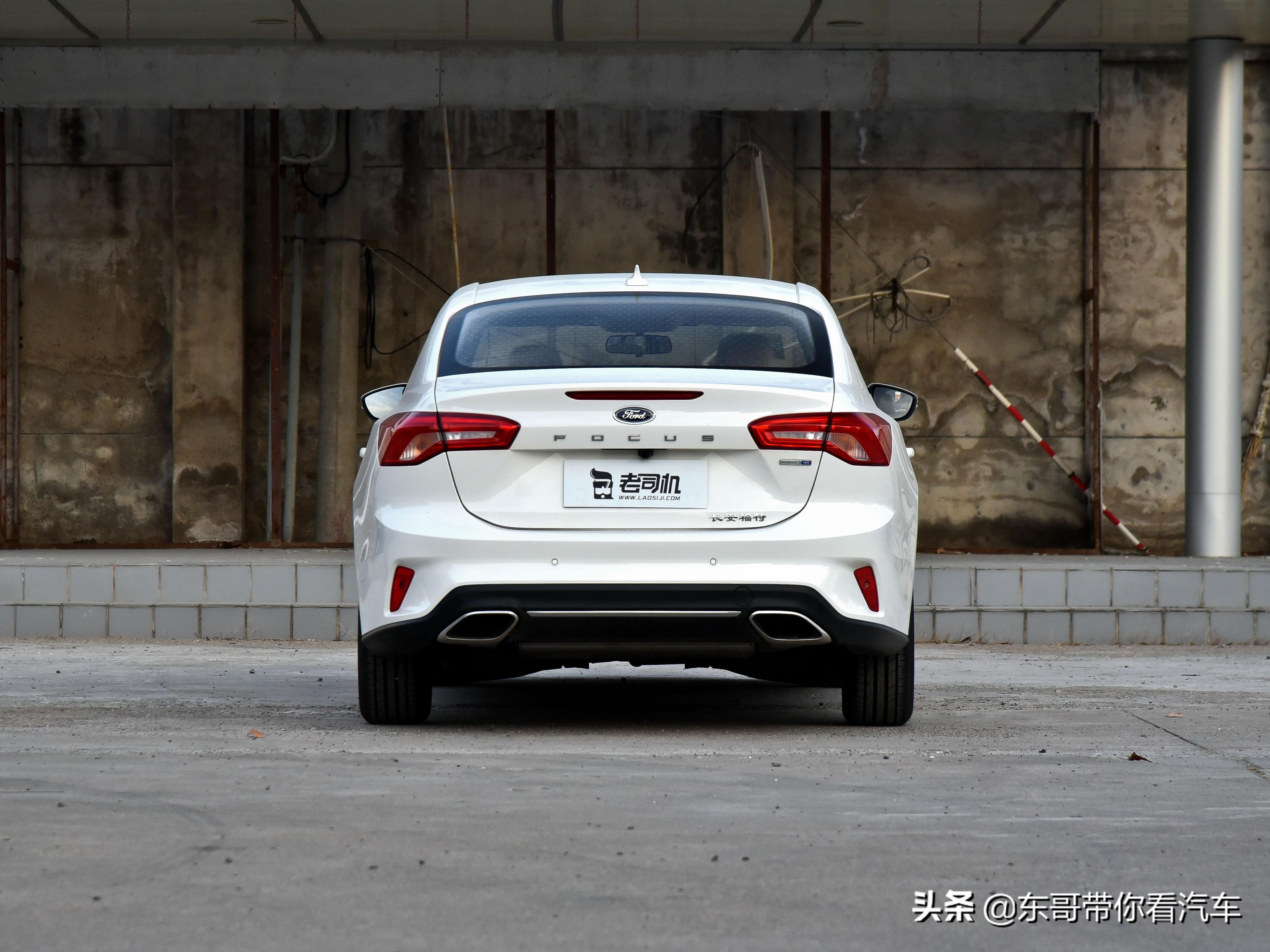 空间不输紧凑型的小型车,买1.4t朗逸还是1.5t新福克斯