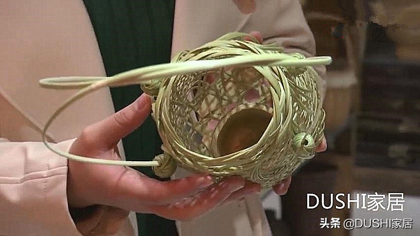 厨房装饰品小花篮点缀,大饭桌上的点缀花篮