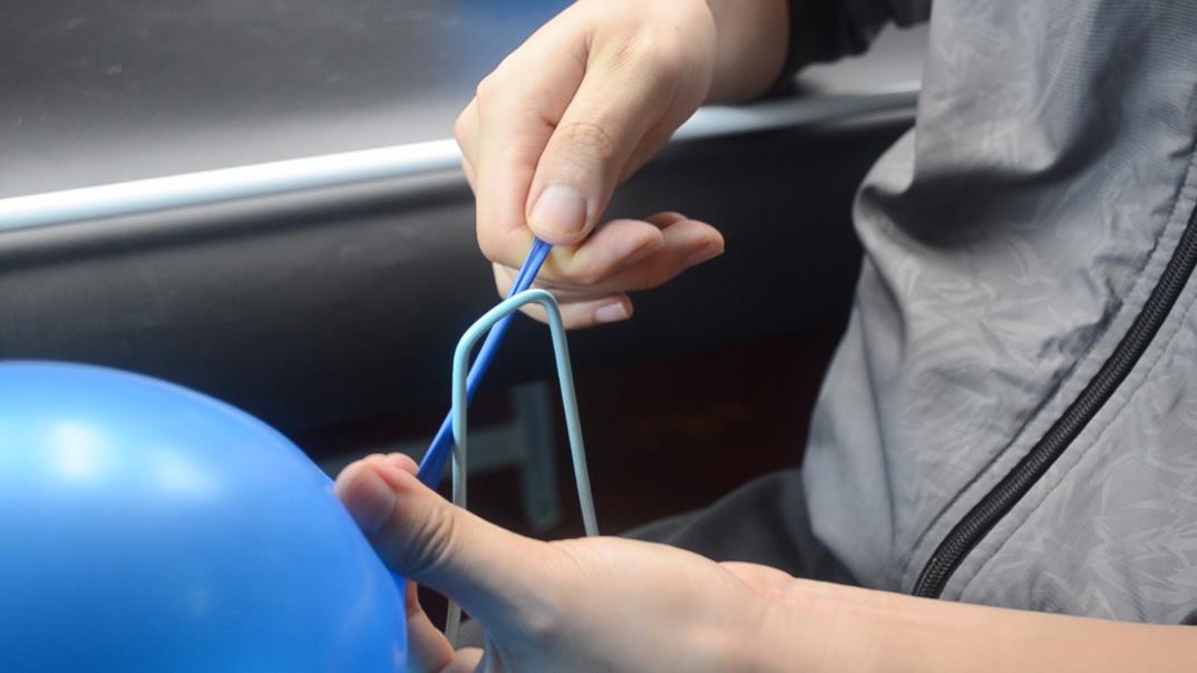 气球怎么打结最简单又容易解开,一个气球打结了怎么解开没有夹子