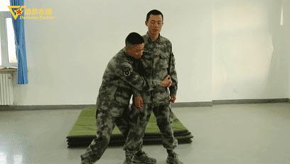 GIF|被背后抱腰怎么破？兵哥教你如何解脱并反击