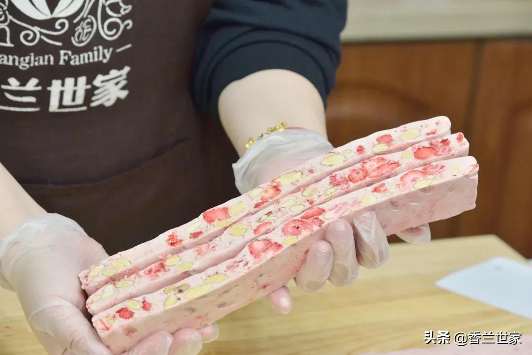 「香兰教程」熬糖版牛轧糖，这样做的牛轧糖好像草莓味的云朵