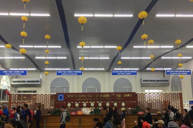 这里虽然风景如画人们生活的却很凄惨没日没夜的追着大船讨生活