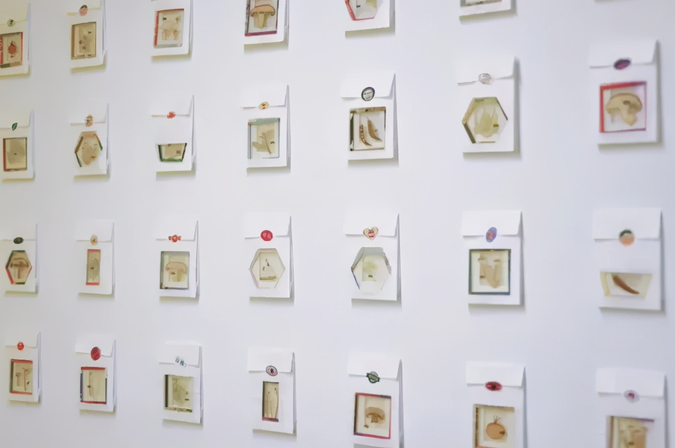 女性展示自己的身材,女生在舞台上展示自己的身材